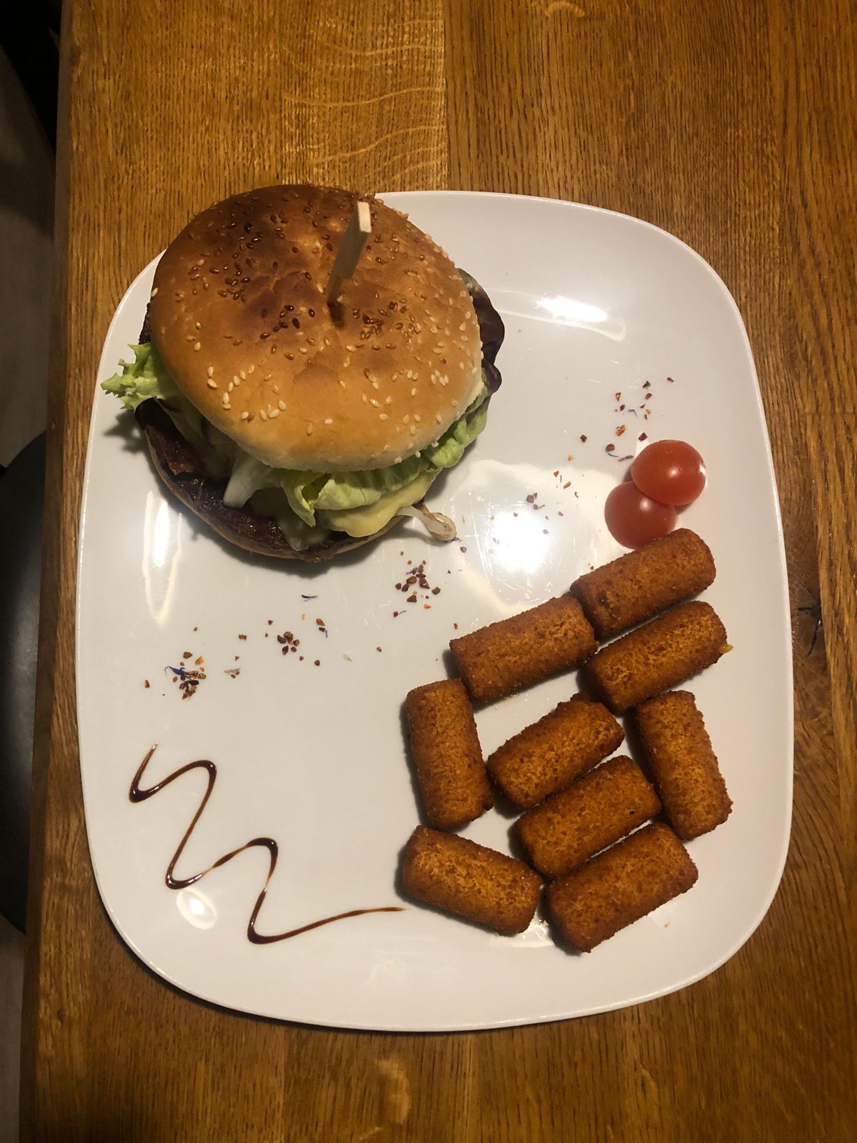 Burger mit Kroketten