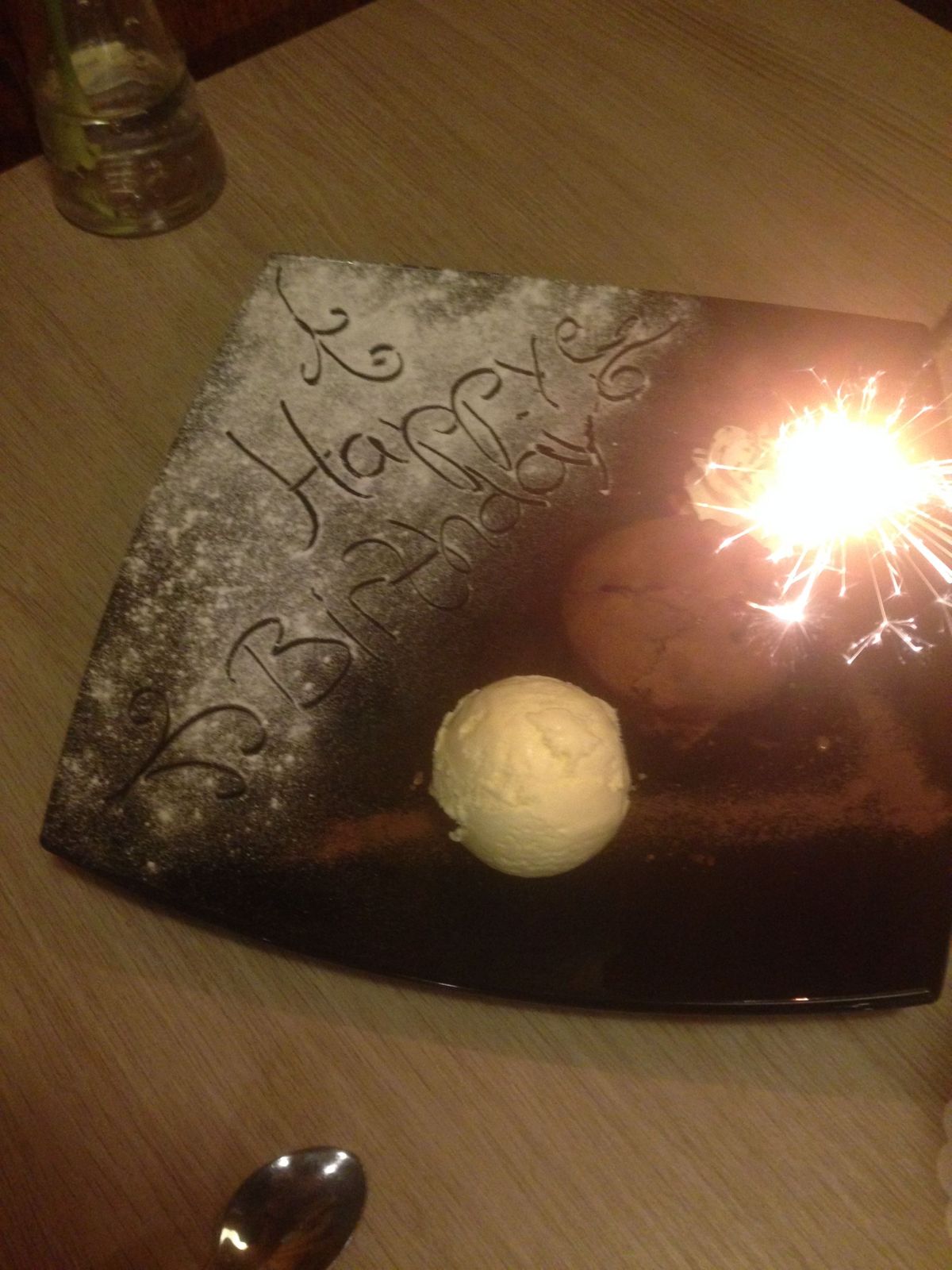 Geburtstags-Dessert mit Wunderkerze