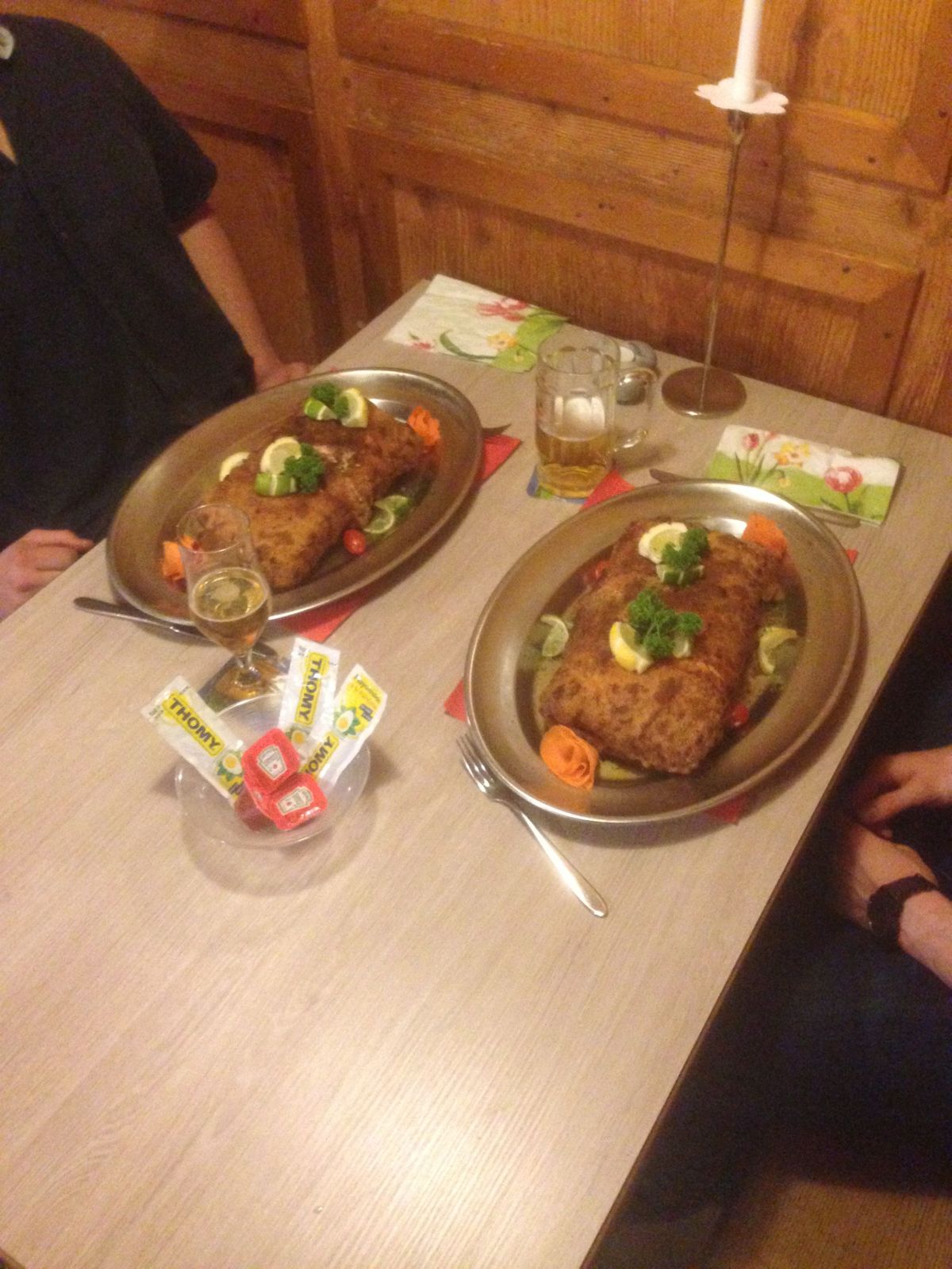 Zwei Cordon Bleus am Tisch