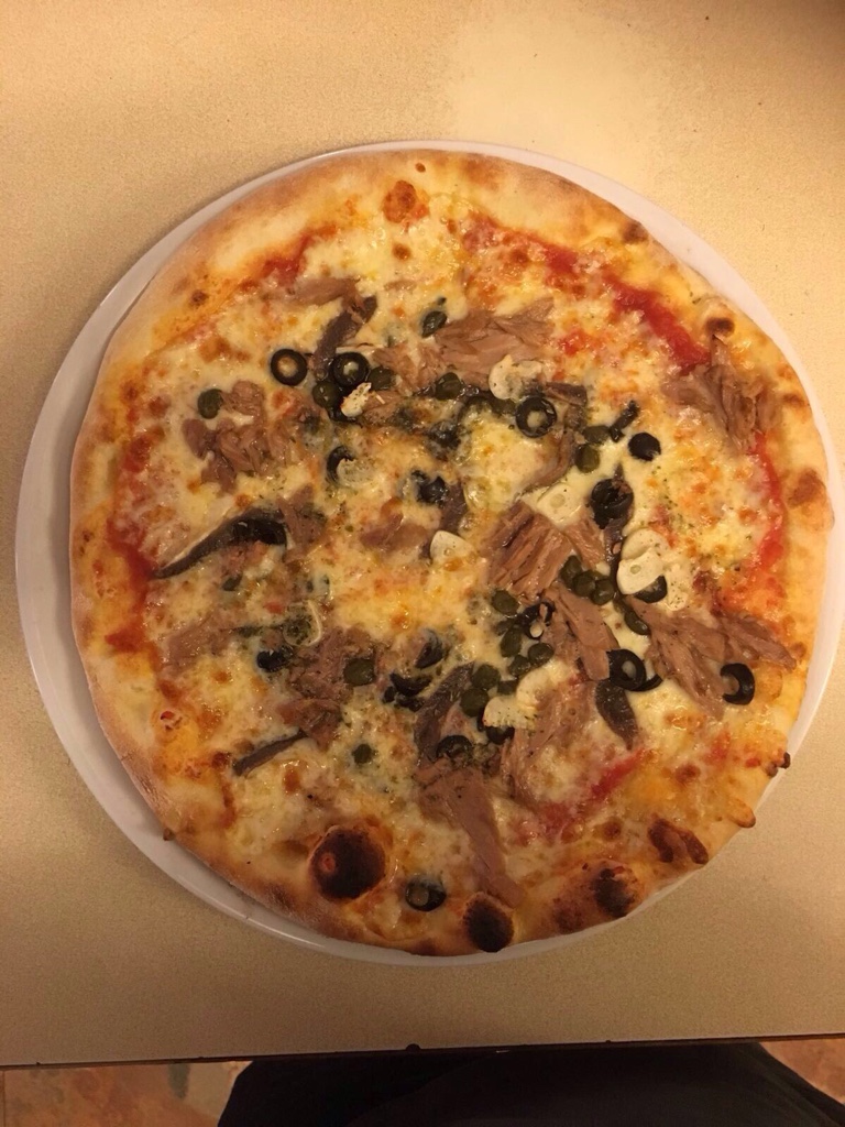 Pizza mit Thon und Oliven