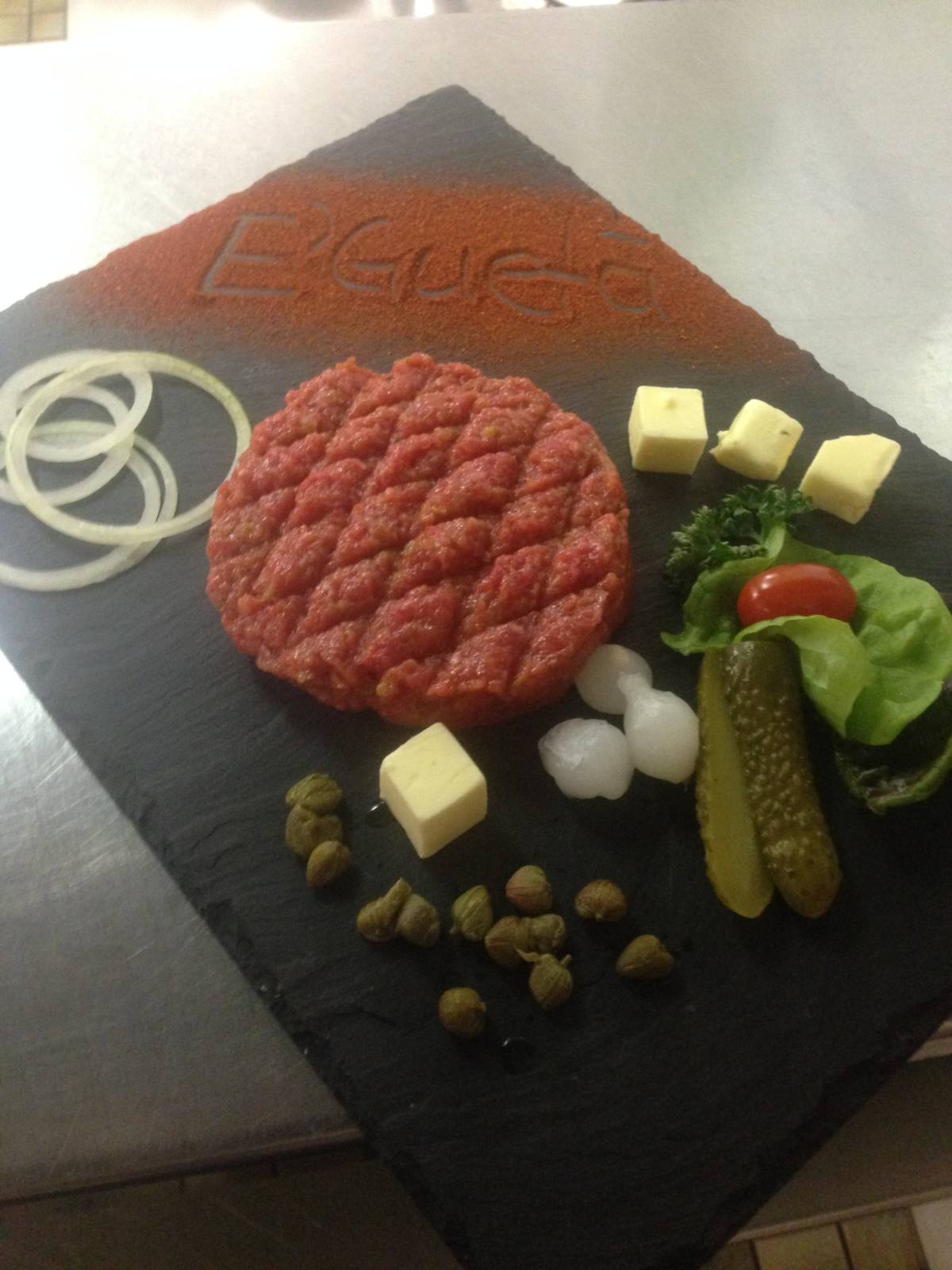 Tatar auf Schieferplatte