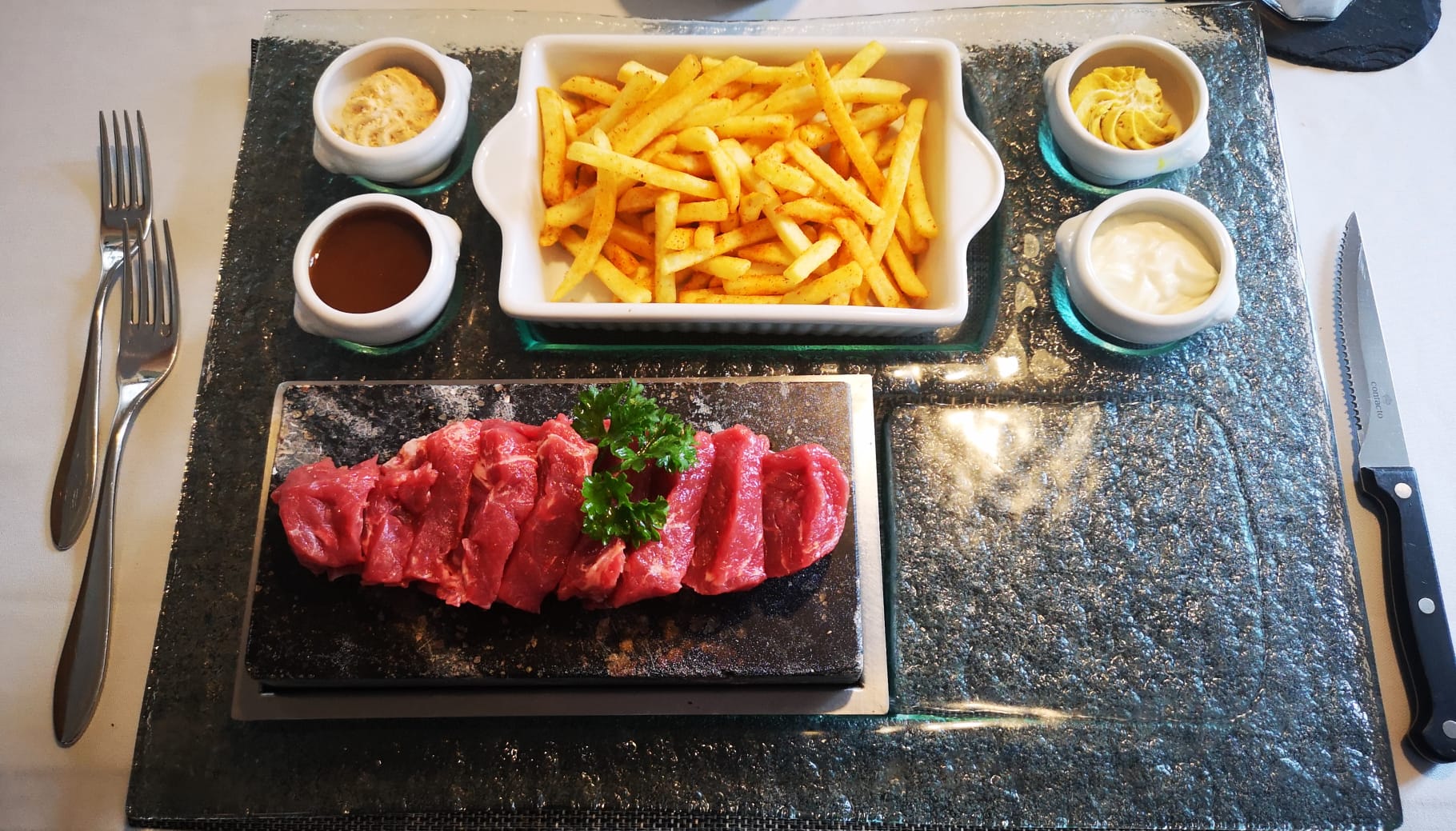 Heisser Stein mit Fleisch und Beilagen