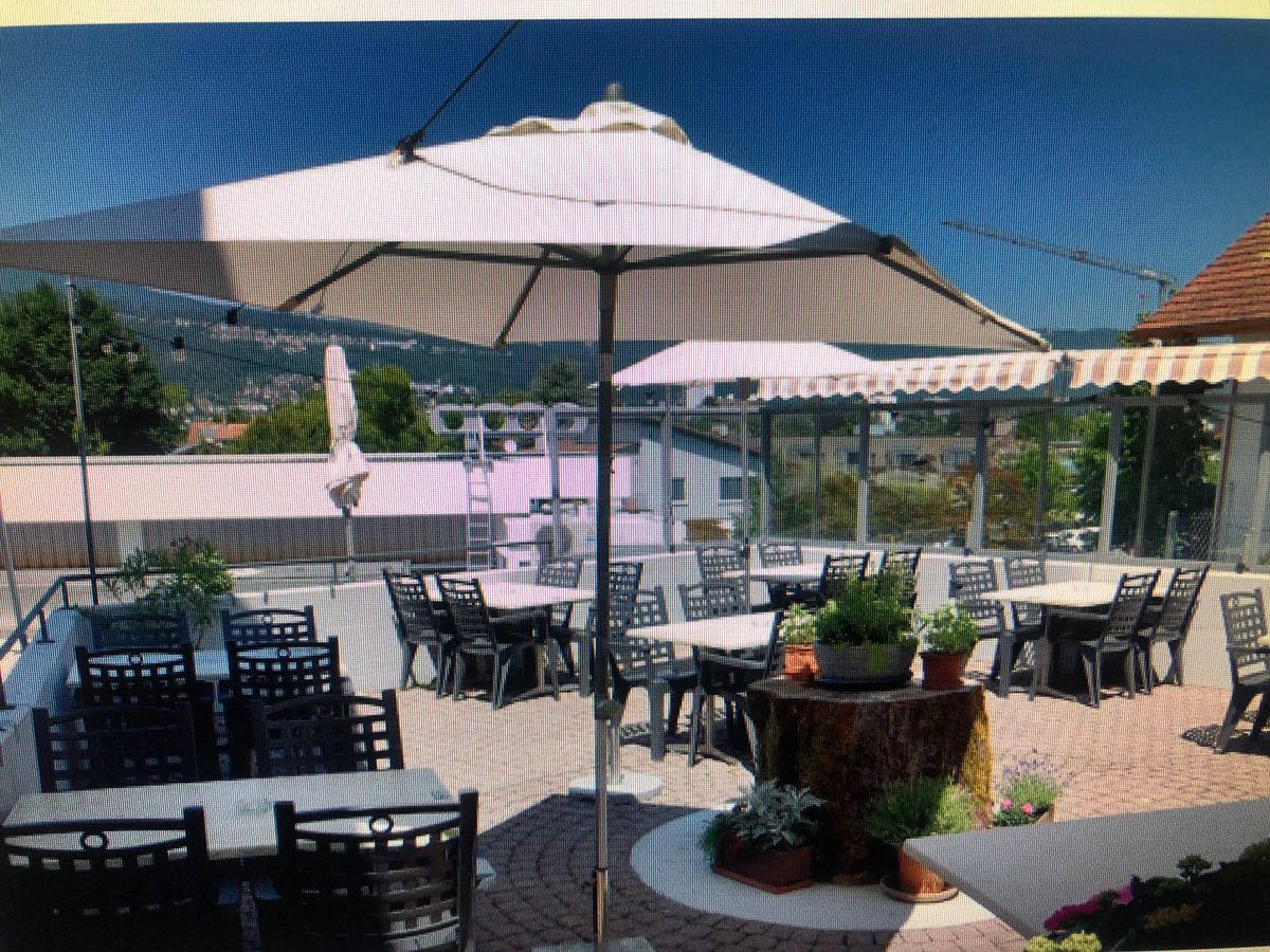 Terrasse mit Sonnenschirmen