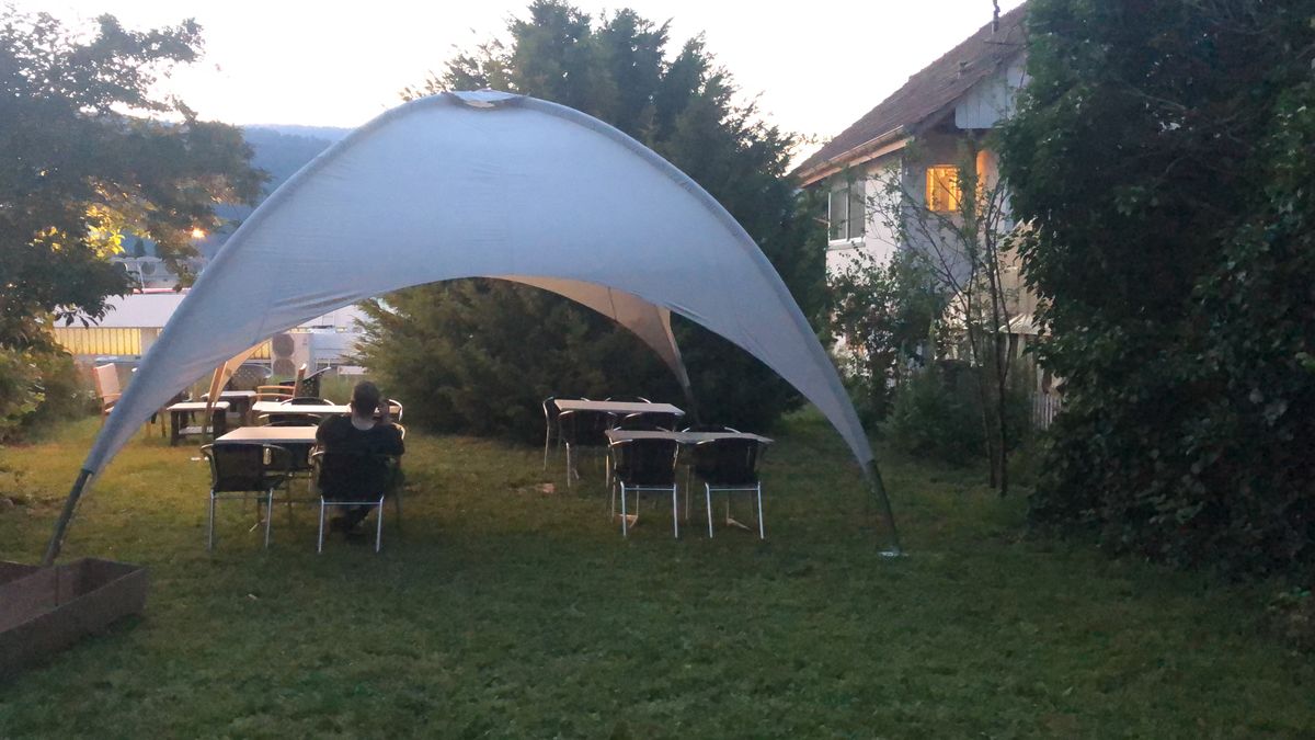 Gartenparty-Zelt am Abend
