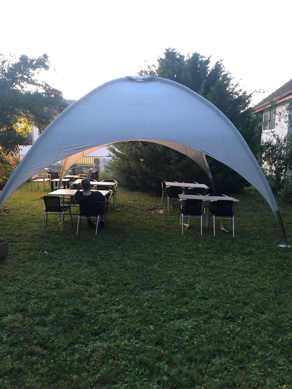 Gartenzelt weitere Perspektive