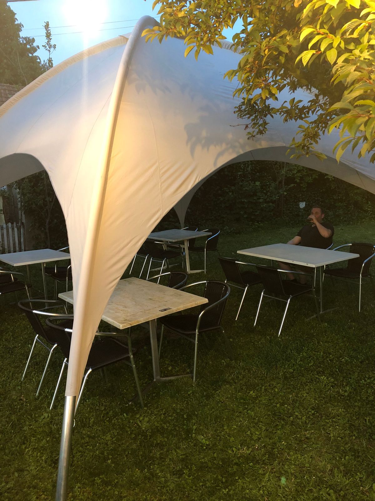 Unter dem Gartenzelt