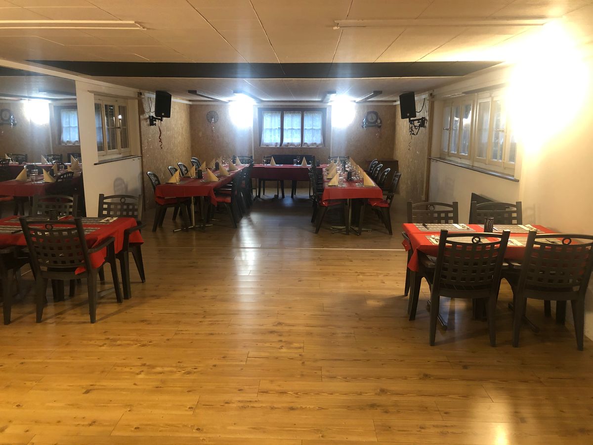 Festsaal mit gedeckten Tischen