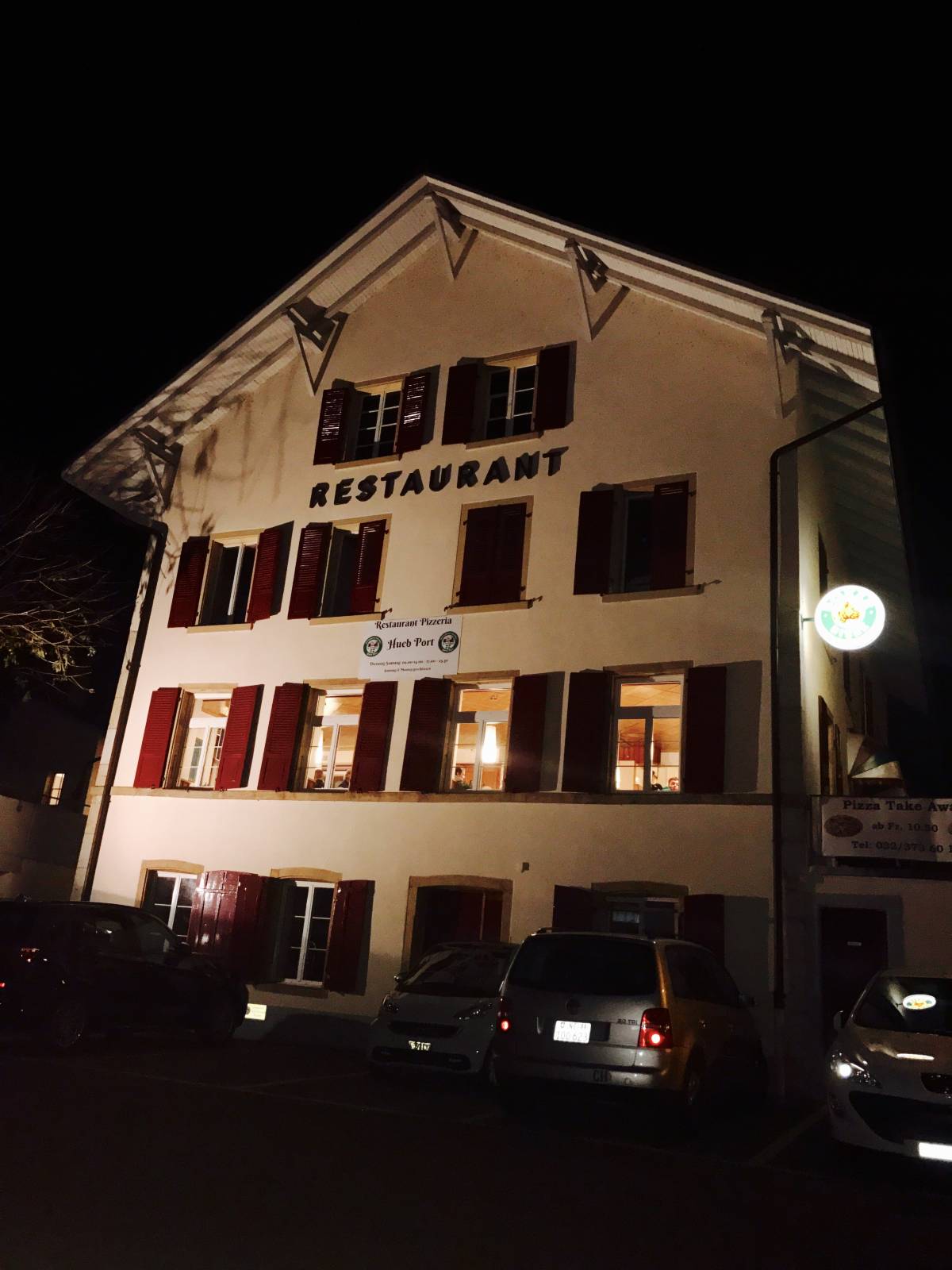 Restaurant Hueb Aussenansicht bei Nacht