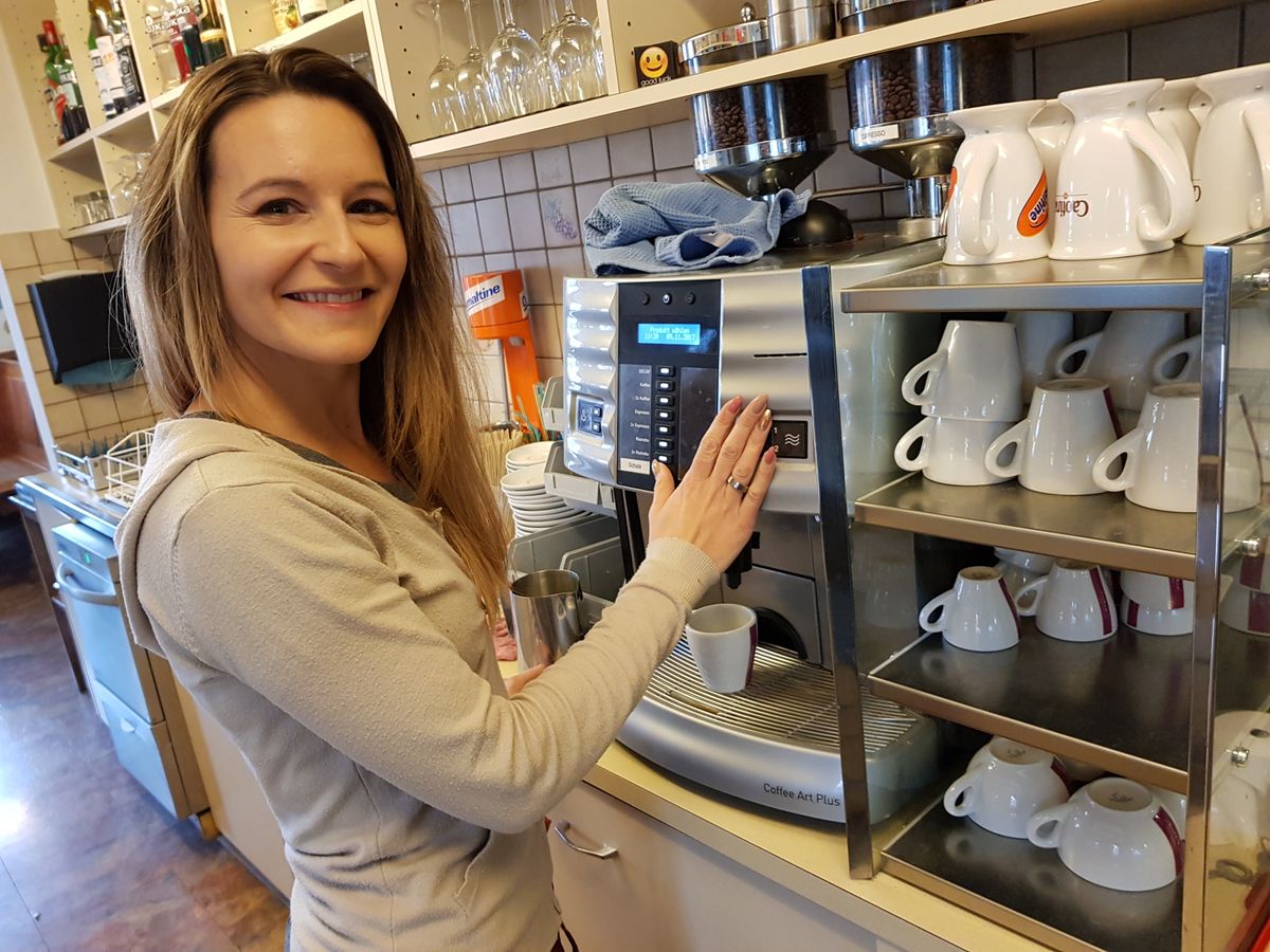 Rita an der Kaffeemaschine