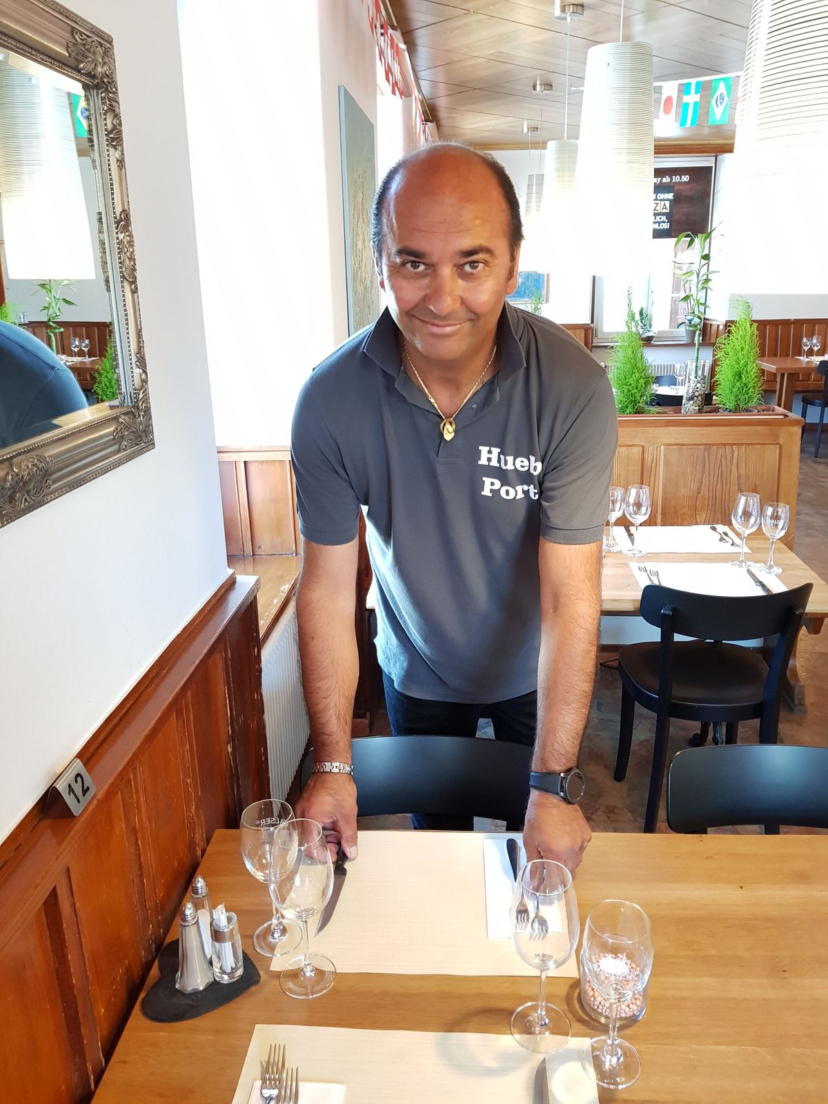 Richy beim Tischdecken